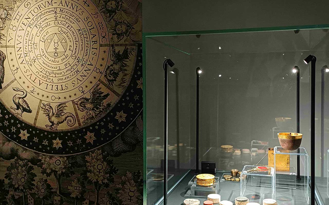 Einblick in die Sonderausstellung 800 Jahre Aberglauben und Maggie