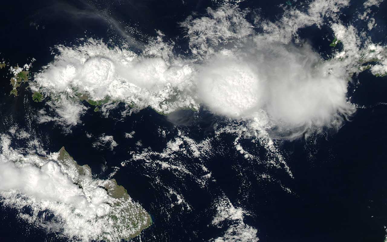 Gewitter aus dem Weltall: Das Bild wurde mit dem Satelliten MODIS Aqua der NASA am 03.12.2013 aufgenommen. Der Urheber ist NASA/Jeff Schmaltz, LANCE/EOSDIS MODIS Rapid Response Team, NASA GSFC.)